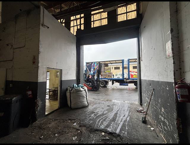 360M² WAREHOUSE TO LET IN EPPING INDUSTRIAL
